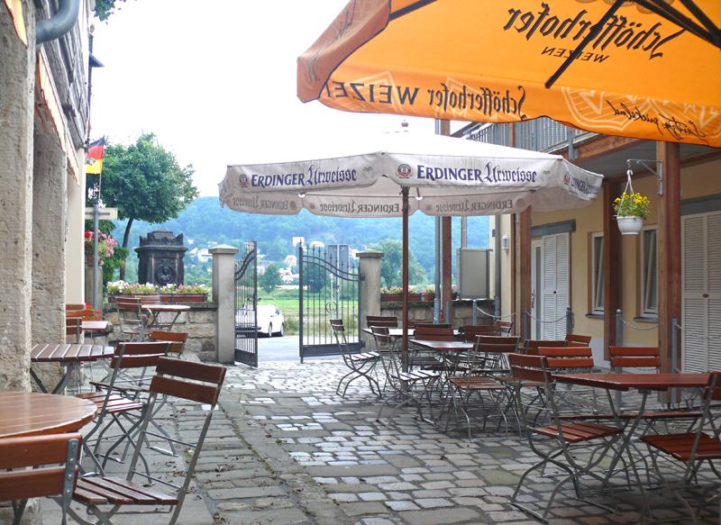 Biergarten vom Fährhaus Hesse in Dresden Laubegast, direkt am Ufer Biergarten vom Fährhaus Hesse in Dresden Laubegast, direkt am Ufer der Elbe
